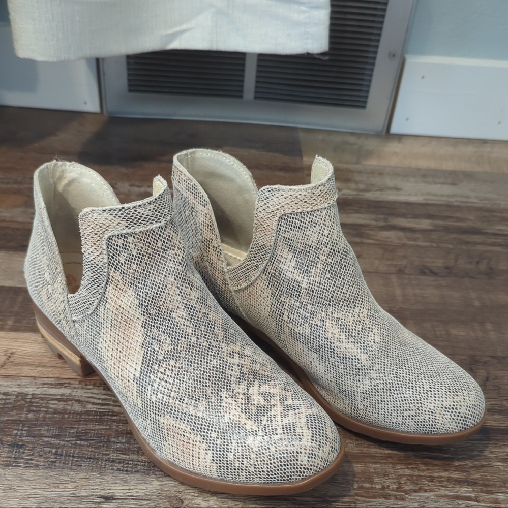 Sorel , low cut out  booties